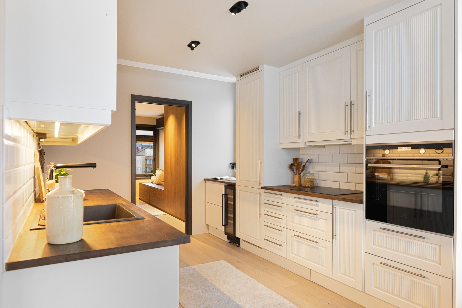 Kjøkkenet ble betydelig oppgradert i 2022 med nye benkeplater, oppvaskmaskin, platetopp og hylleseksjon med vinskap, og ytterligere forbedret i 2026 med ny induksjonstopp samt oljing av benkeplater. Galleribilde