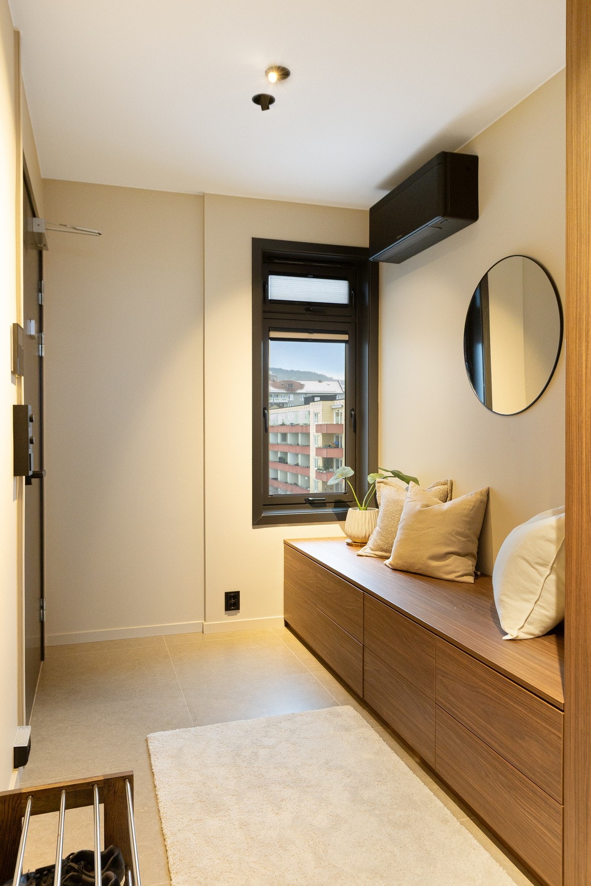 Innbydende entré med fliser, og behagelige varmekable for høy komfort. Galleribilde