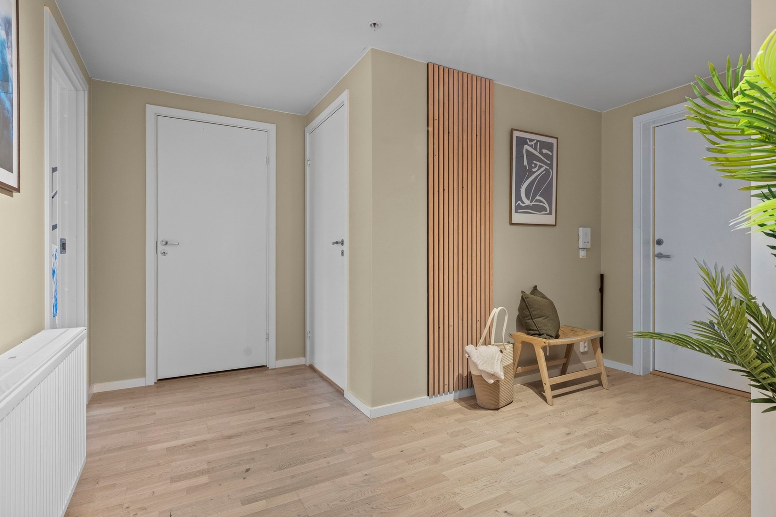 Inngangspartiet er romslig med god plass til oppbevaring og organisering Galleribilde