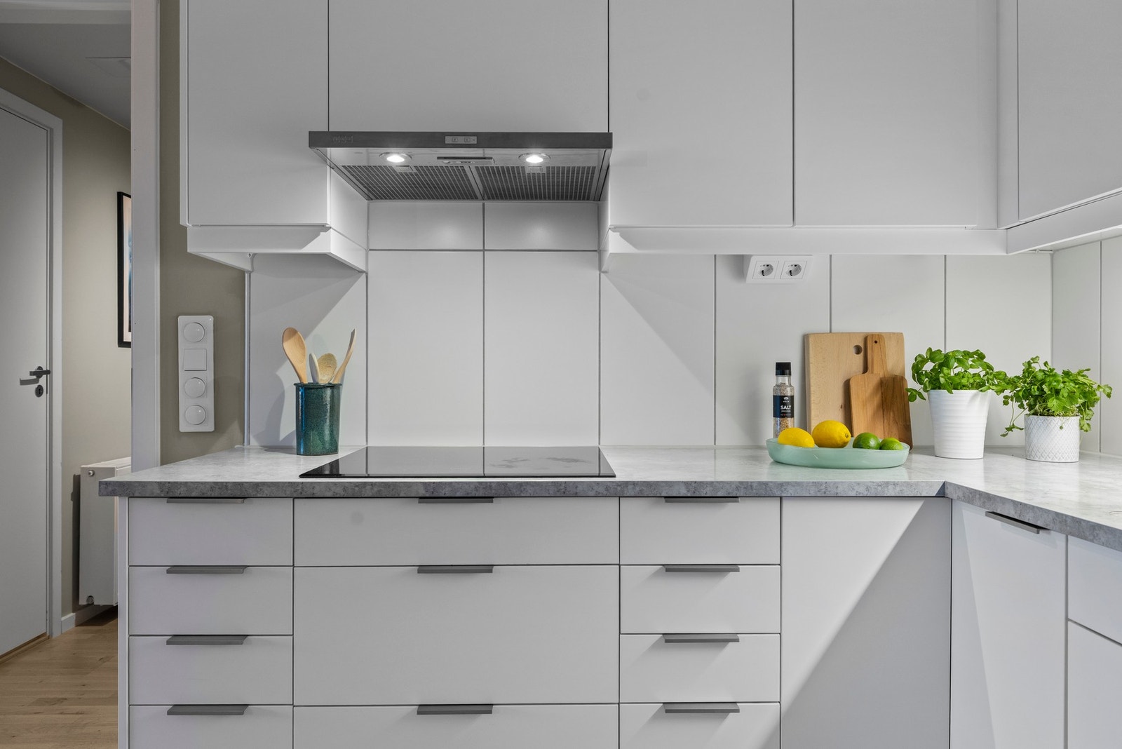 Det er integrerte hvitevarer som platetopp, komfyr, kjøleskap, fryseskap og oppvaskmaskin Galleribilde