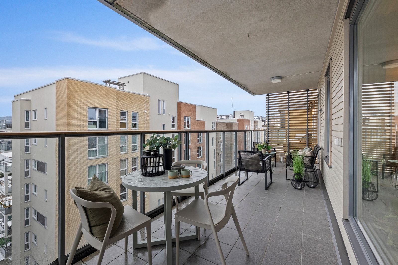 Balkongen vender mot syd og har meget gode solforhold - her er det sol fra morgen til kveld, både sommer- og vinterstid Galleribilde