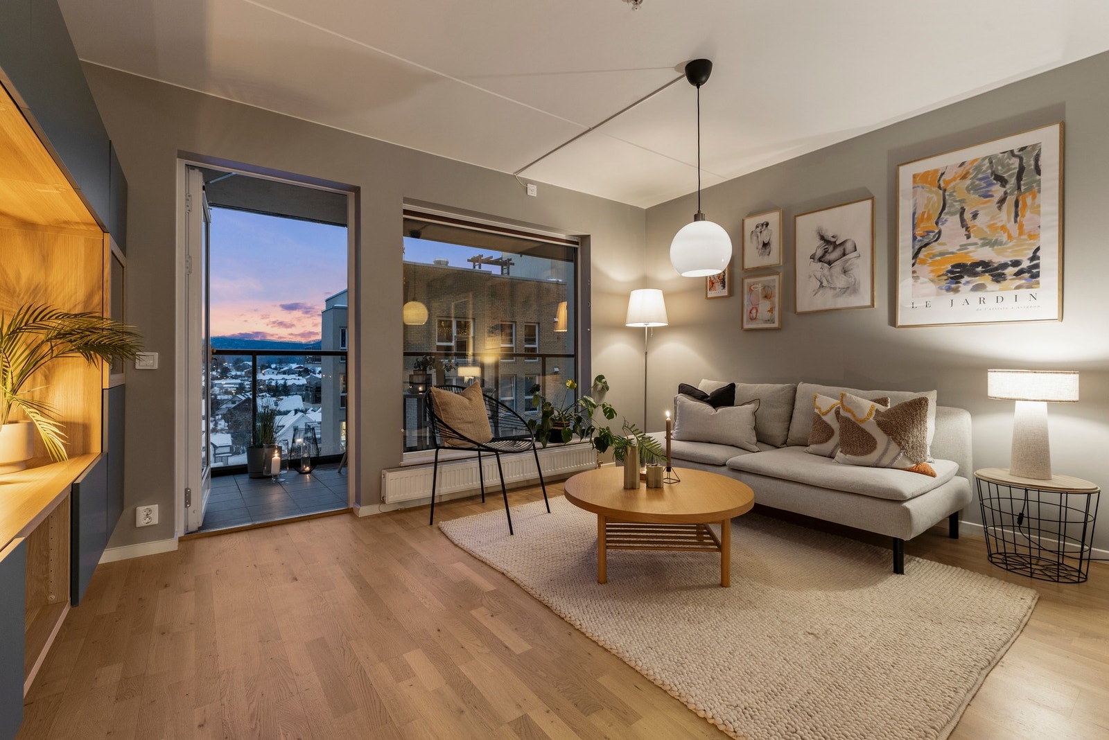 Stuen har en praktisk utforming som gjør det enkelt å tilpasse etter ditt ønske Galleribilde