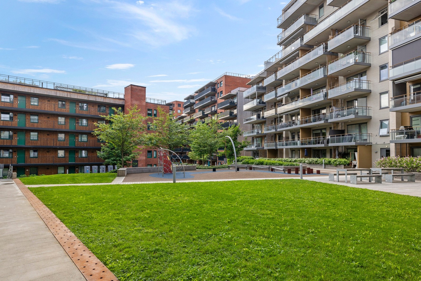 Her er det pent opparbeidet med lekeplass og grøntarealer Galleribilde