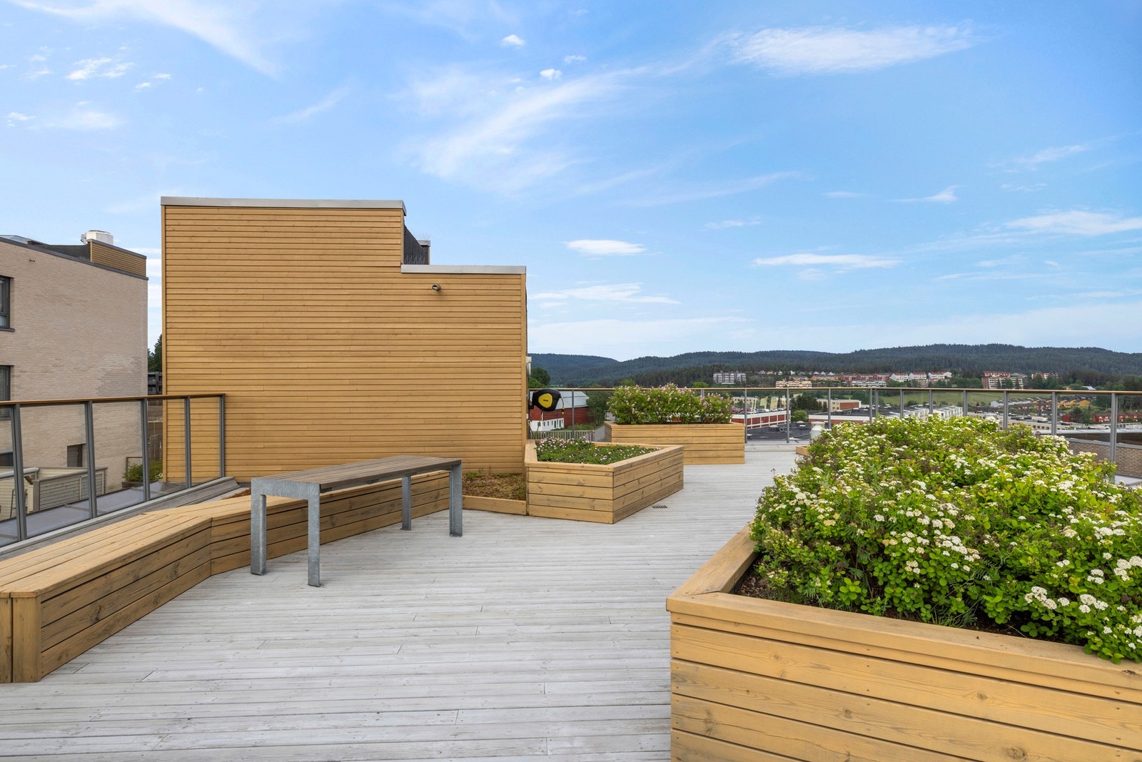 På takterrassen er det benker, belysning og plassbygde blomsterkasser Galleribilde