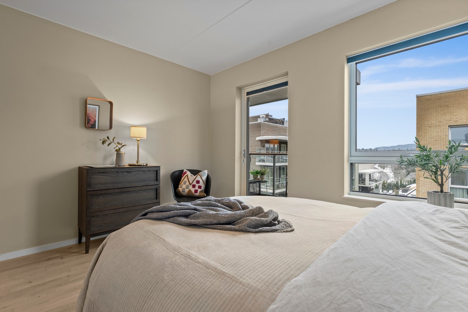 Fra hovedsoverommet er det utgang til den sydvendte balkongen Galleribilde