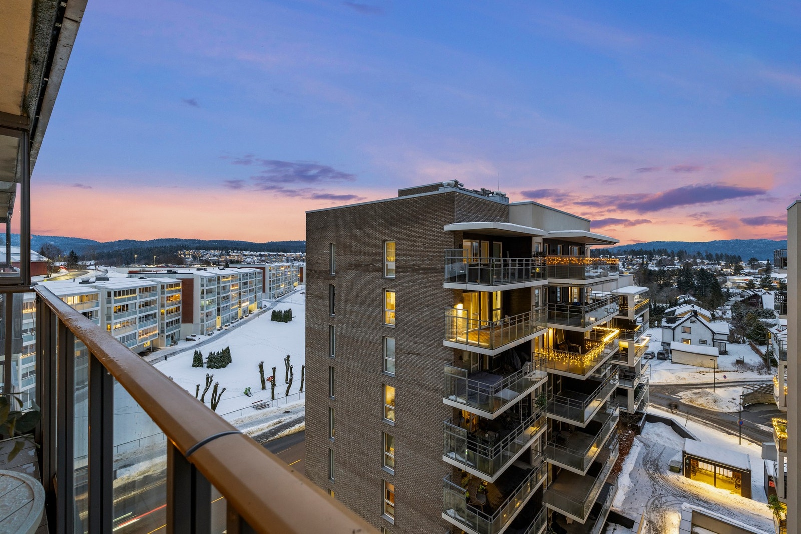 Fra balkongen kan du også nyte pen utsikt over nærområdet og nærliggende natur Galleribilde
