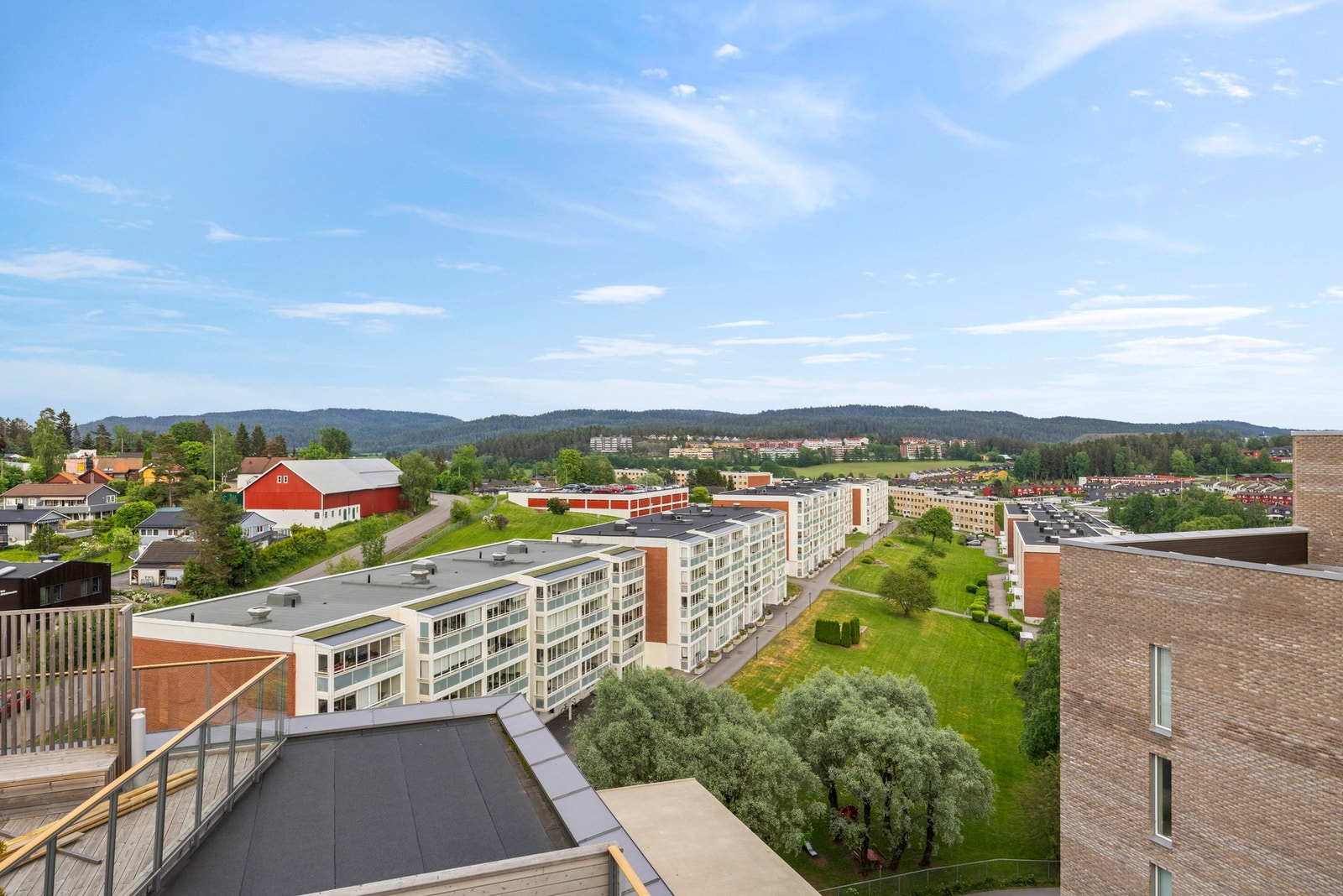 Det er flott utsikt fra takterrassen over Lørenskog og nærliggende natur Galleribilde