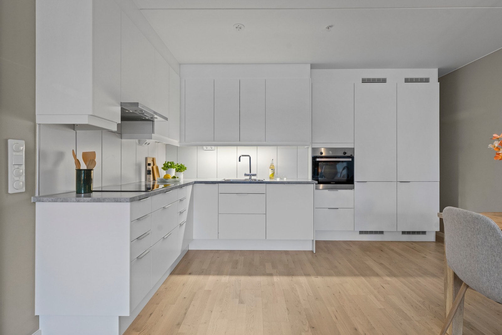 Kjøkkenet har en praktisk og effektiv layout med innredning fra Marbodal Galleribilde