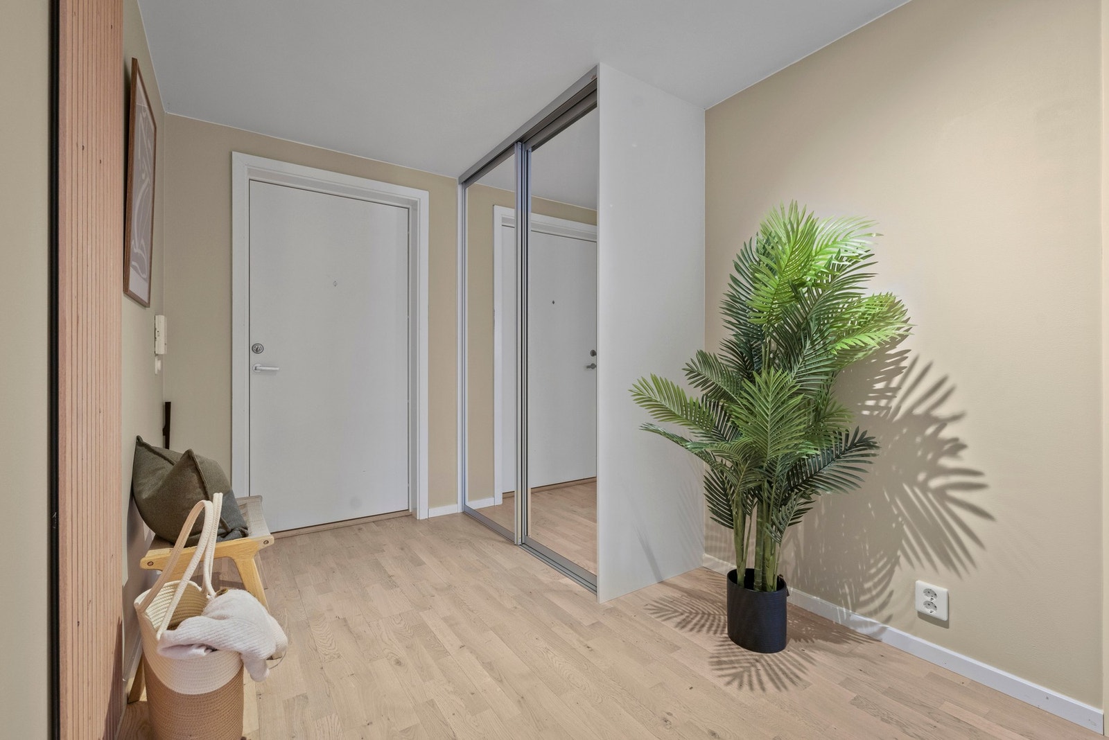 Rommet har et stort garderobeskap med speilfronter hvor yttertøyet kan henges bort Galleribilde