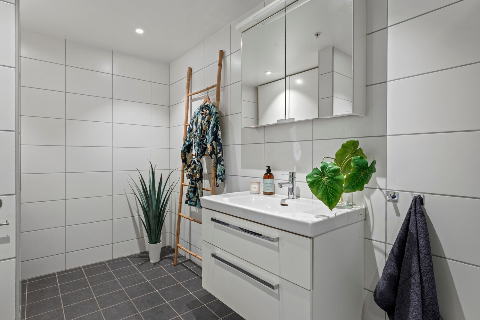 Det lekre badet har flislagte vegger og gulv, vannbåren gulvvarme og downlights i himlingen Galleribilde