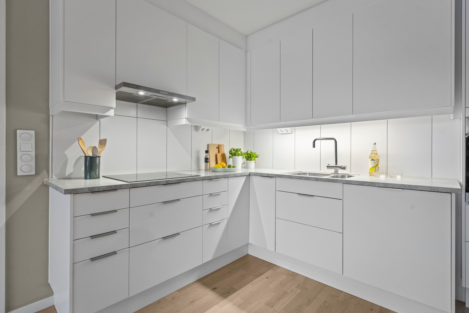 Glatte fronter og benkeplate i laminat gir et delikat uttrykk og effektive arbeidsflater Galleribilde