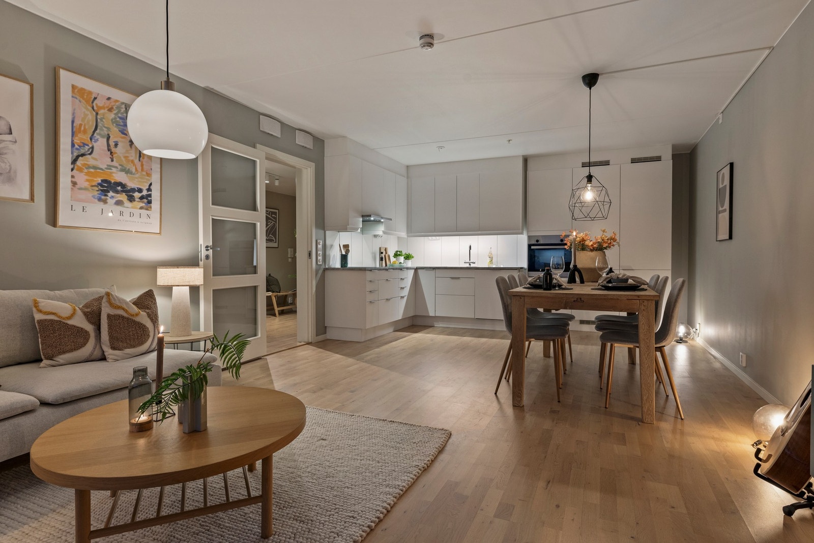 Det er åpen løsning mot kjøkkenet som bidrar til å skape et sosialt allrom Galleribilde