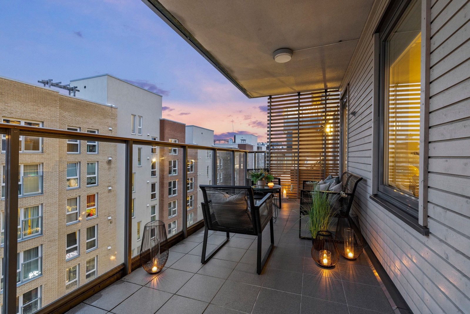 Fra stuen er det utgang til en herlig, overbygget balkong på ca. 17,8 kvm Galleribilde