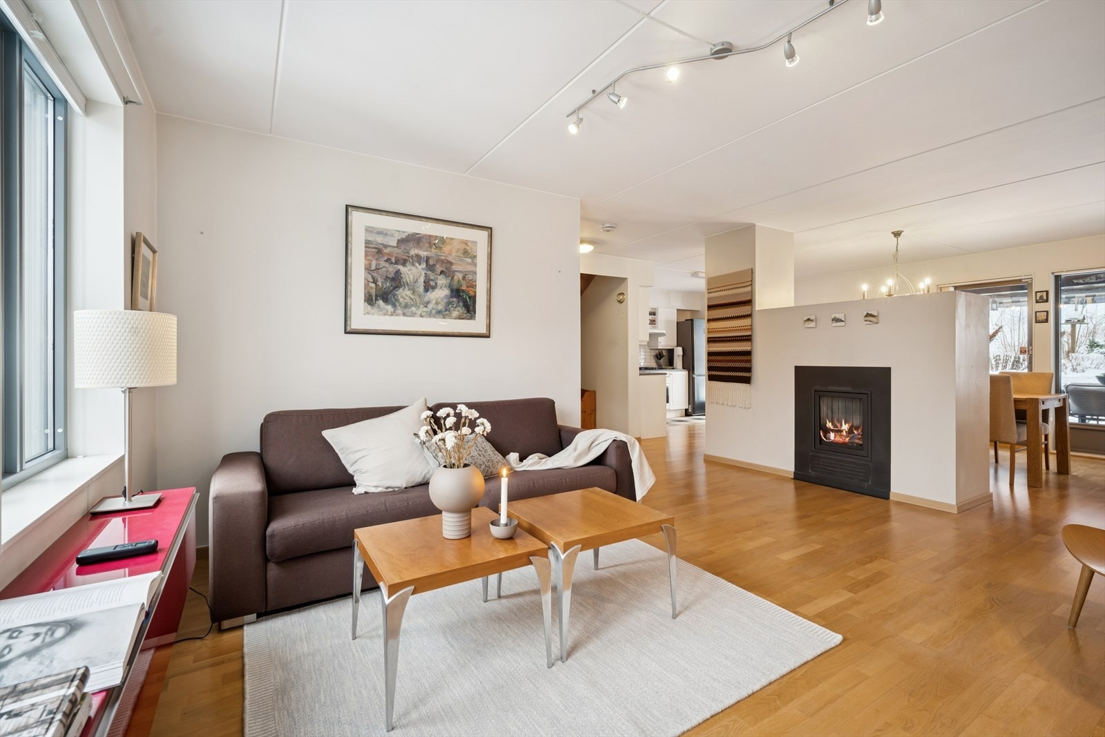 Stor og innbydende stue med naturlig plass til sofagruppe og mediemøbler. Gasspeis er plassert som et tydelig blikkfang og bidrar både til lun stemning og effektiv oppvarming. Galleribilde