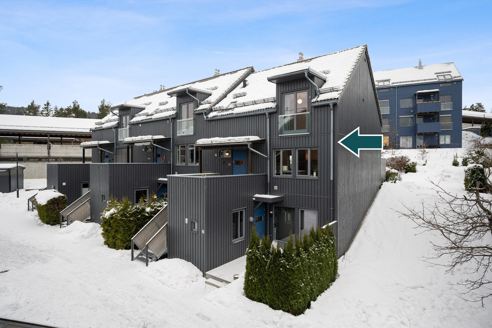 En innholdsrik bolig over to plan med gode solforhold og fin utsikt, i et attraktivt bo område på Gullhella! Galleribilde