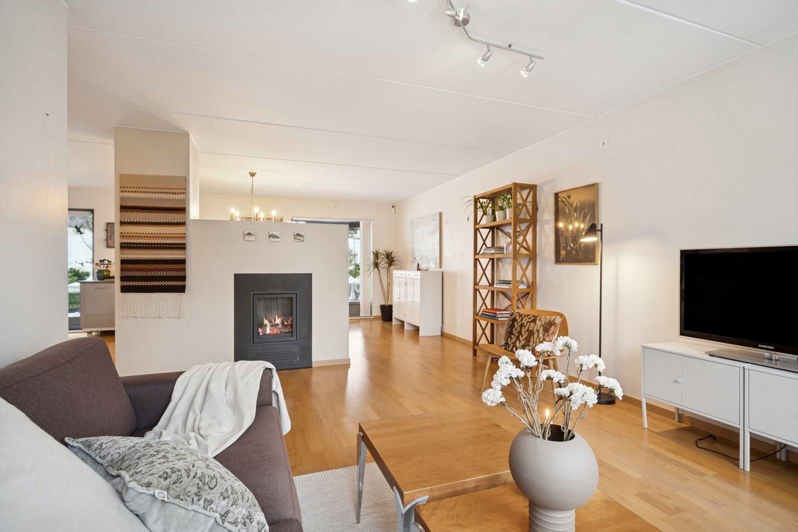 Store vindusflater gir godt med lys og fin kontakt med uteplassen. Galleribilde