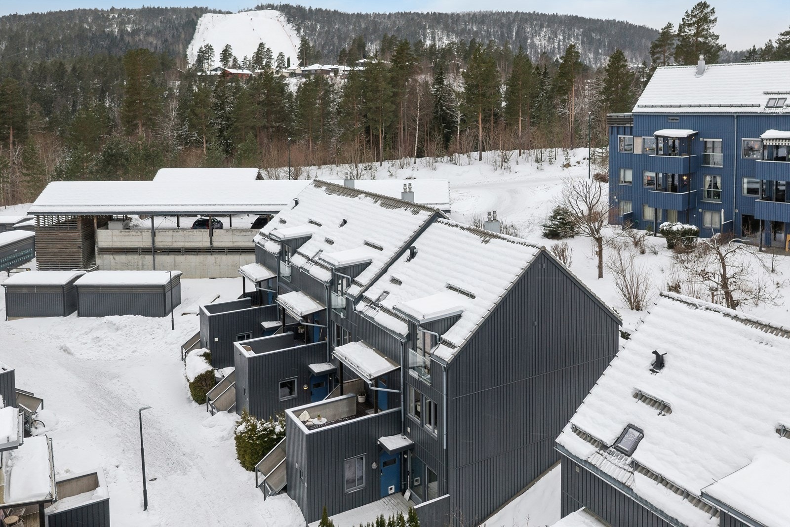 Området grenser mot marka med fantastiske turmuligheter sommer-som vinter. Vardåsen skisenter ses i bakgrunnen. Galleribilde
