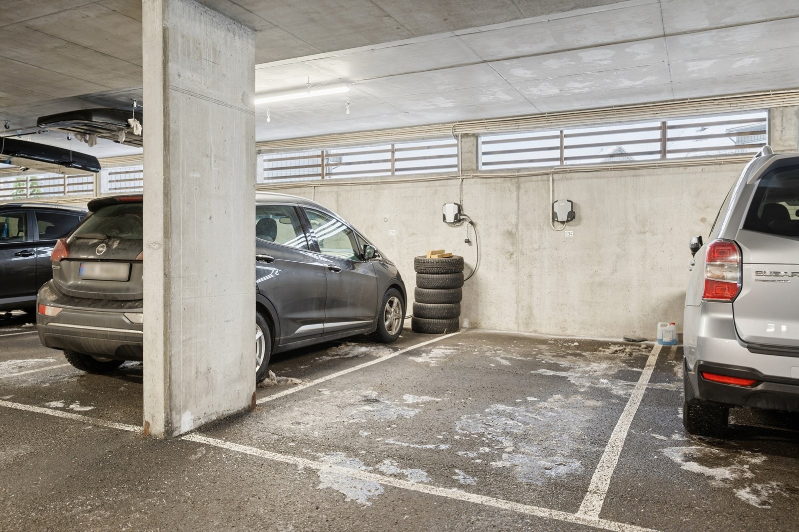 Garasjeplass med elbil-lader i felles garasjeanlegg. Galleribilde