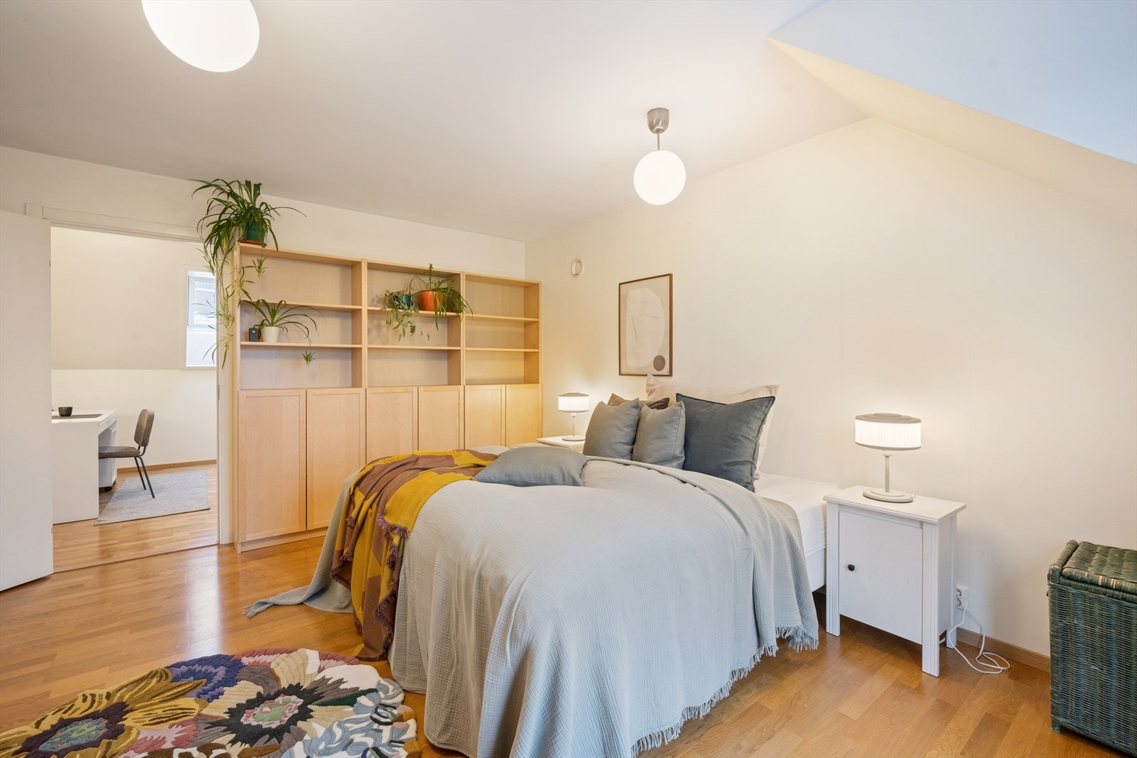 Romslig hovedsoverom med en lun og karakterfull romfølelse. God plass til garderobeløsninger. Galleribilde