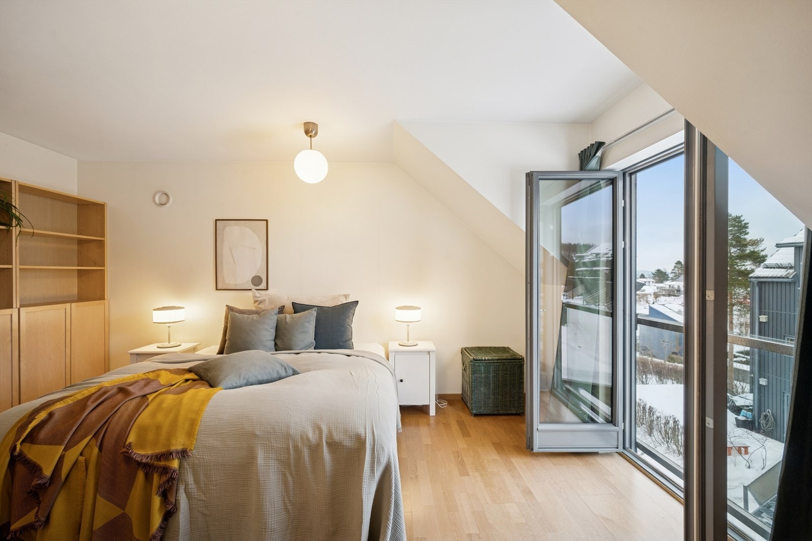 Hovedsoverommet har store vindusflater og fransk balkong. Galleribilde