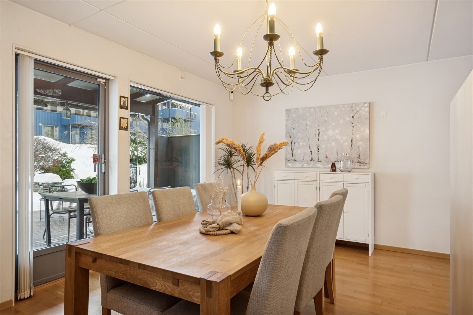 Fra spisestuen og kjøkkenet har du dirkete utgang til stor markterrasse. Galleribilde