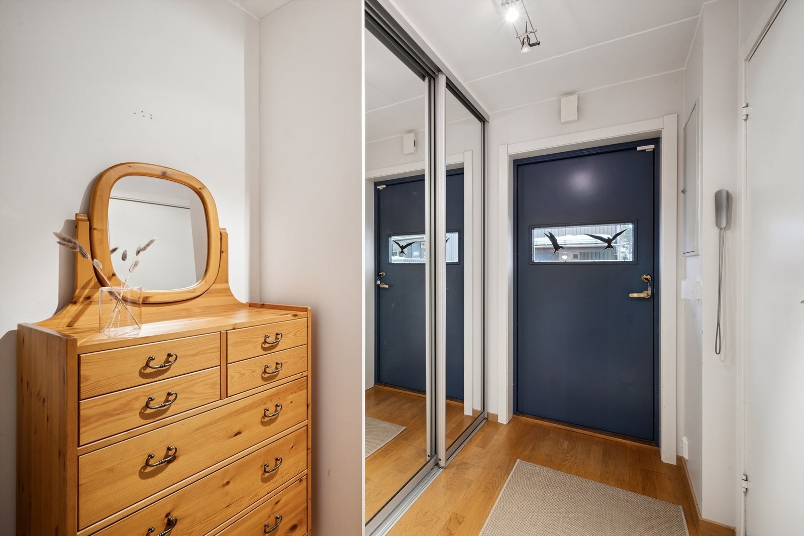 Romslig entré med skyvedørsgarderobe som gir god oppbevaringsplass for yttertøy og sko. Lyse overflater og parkettgulv gir et ryddig og innbydende førsteinntrykk. Galleribilde