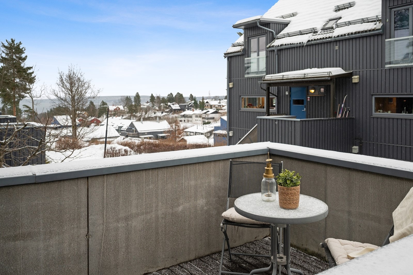 Veranda i tilknytning inngangspartiet, med utsikt mot nærområde og fjorden. Galleribilde