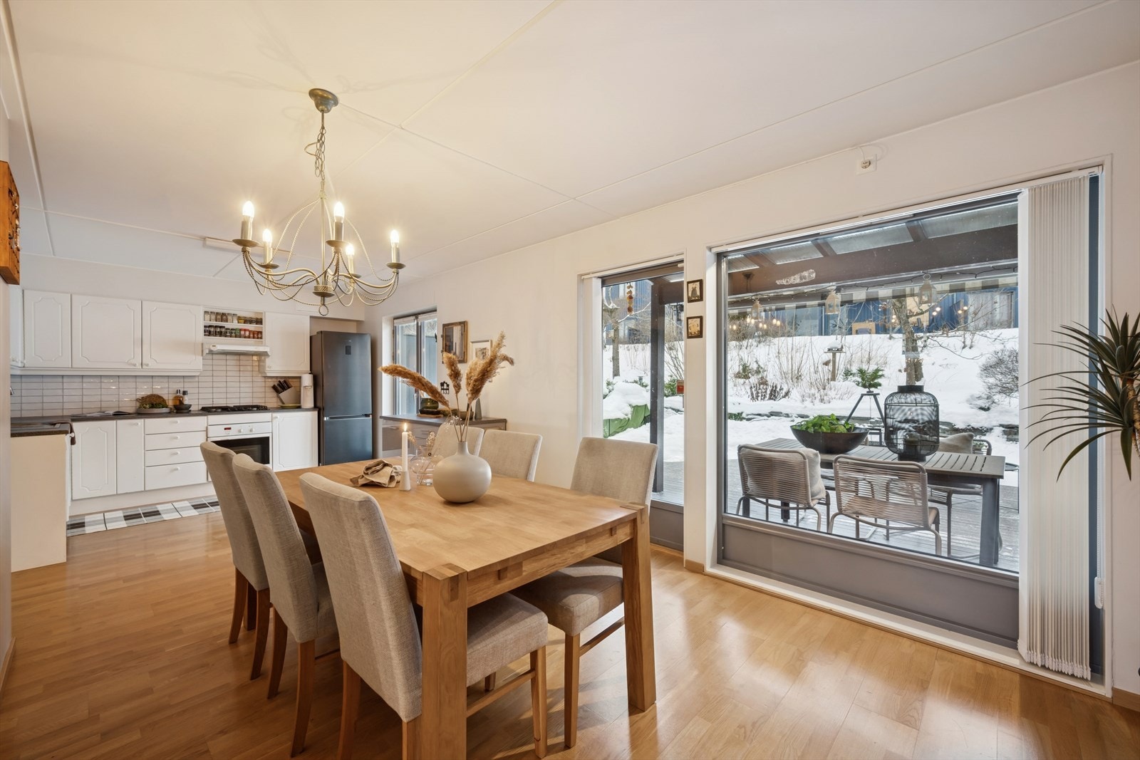 Spisestue i tilknytning til kjøkken med god plass til å samle venner og familie til hyggelige stunder. Galleribilde