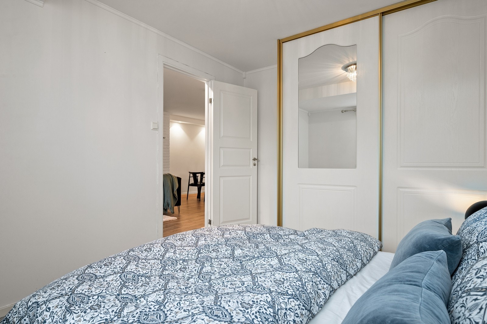 Rommet har en stor skyvedørsgarderobe for effektiv oppbevaring av klær. Galleribilde