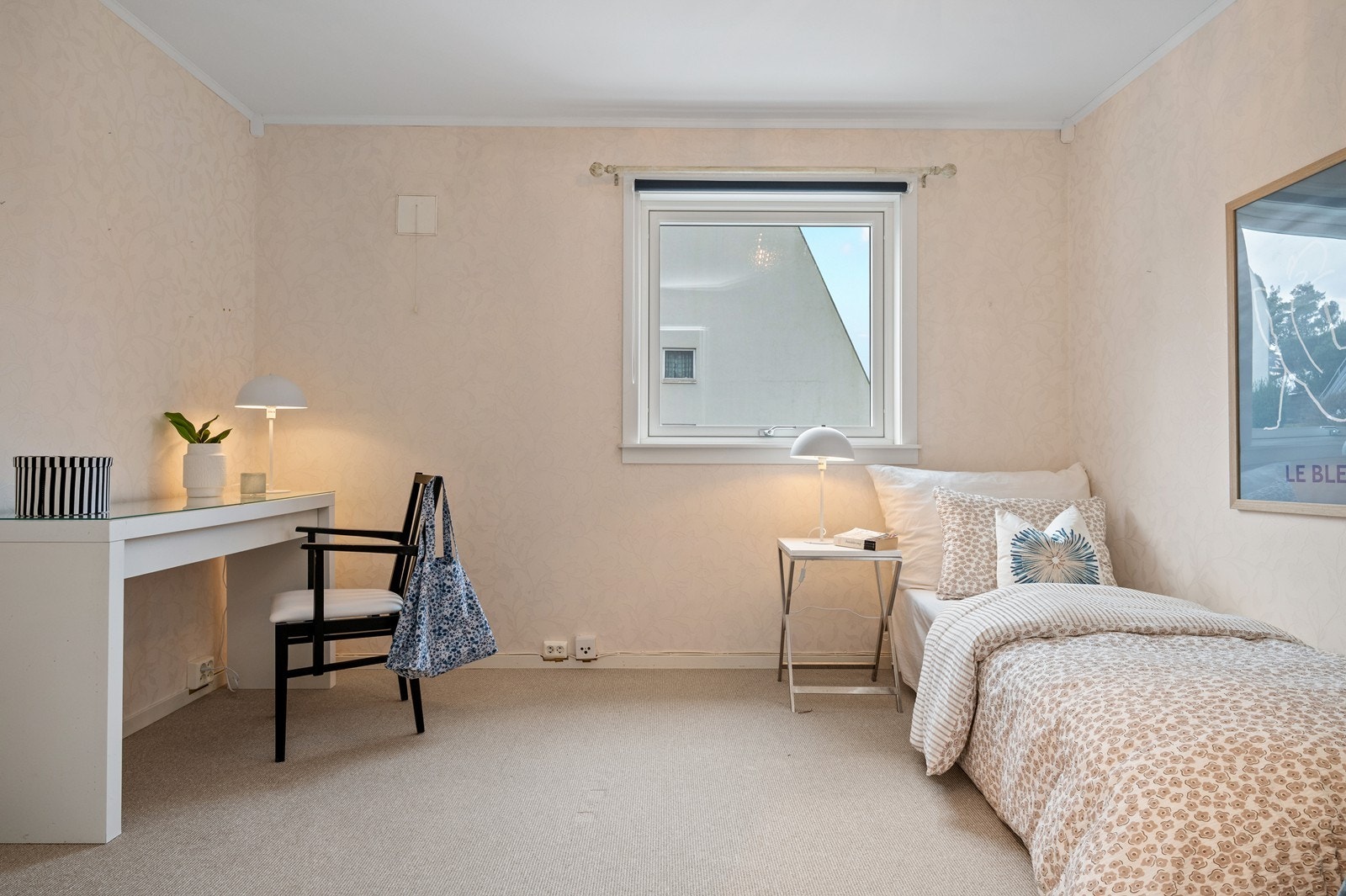 Leilighetens andre soverom, er også av god størrelse, med tapet på veggene, og vegg-til-vegg teppe på gulvet. Rommet egner seg godt som barnerom, gjesterom eller kontor. Galleribilde