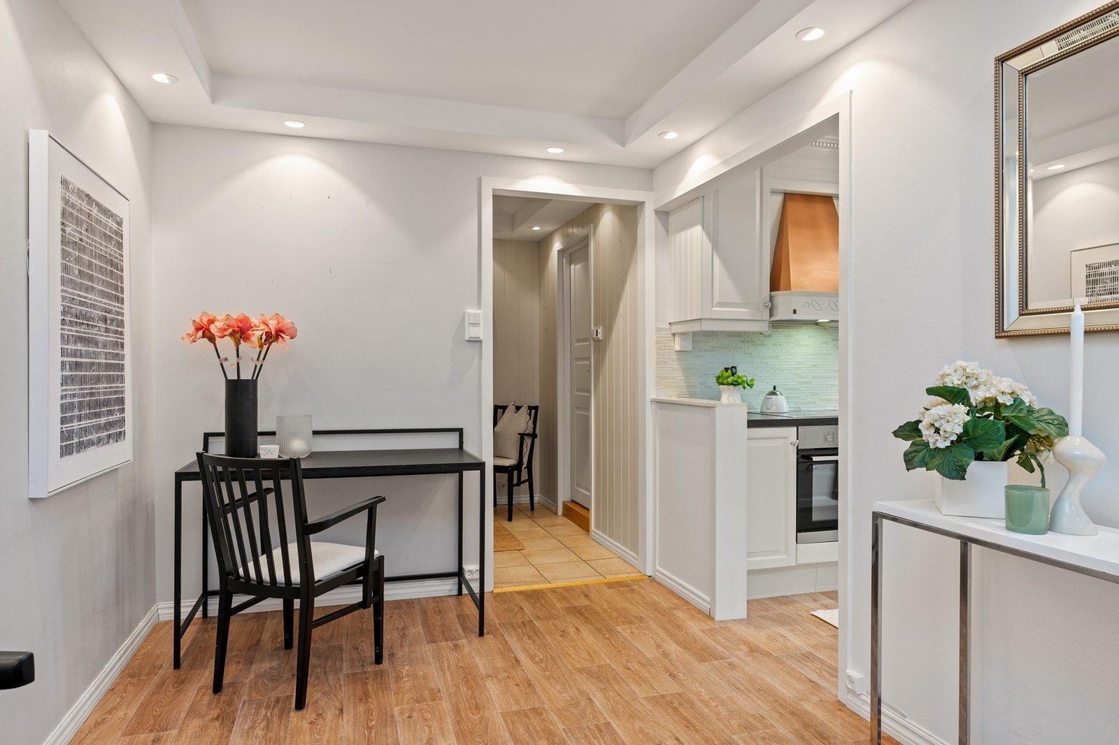 En praktisk krok ved spisestuen, ideell for en hjemmekontorløsning. Galleribilde