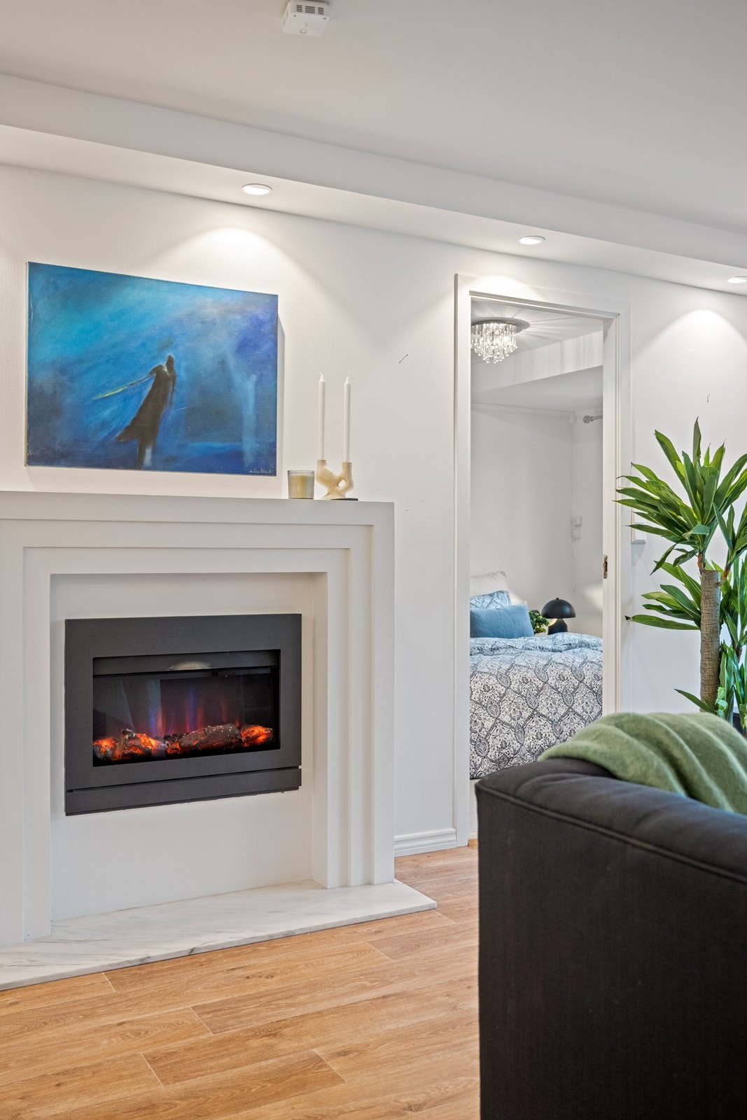 En dekorativ elektrisk peis gir en lun atmosfære i stuen. Galleribilde