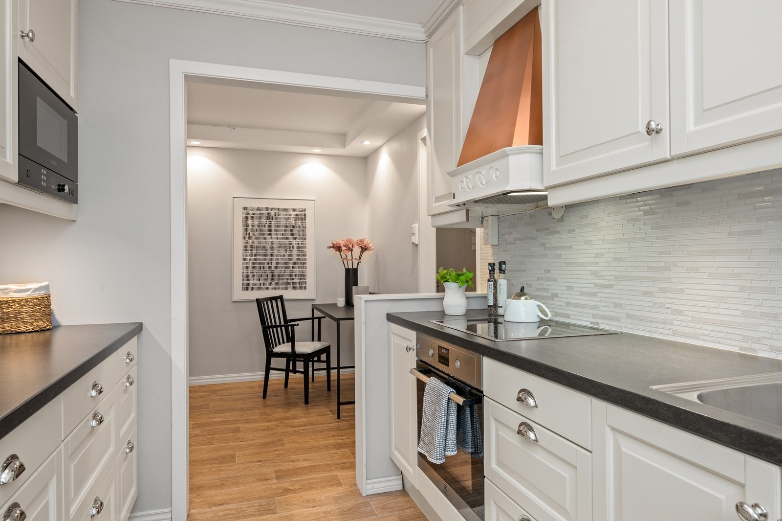 Kjøkkenet ligger skjermet, selv om det er delvis åpen løsning mot spiseplassen. Galleribilde