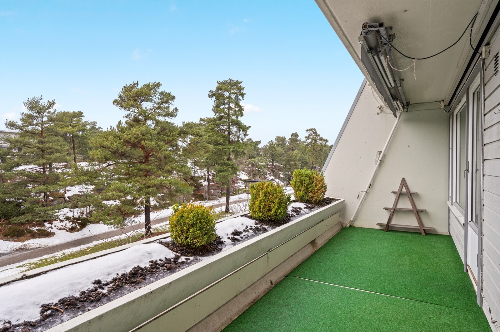 Den støpte verandaen på 13 m² har et rekkverk som fungerer som et integrert blomsterbed. Det er også montert elektrisk terrassemarkise. Galleribilde