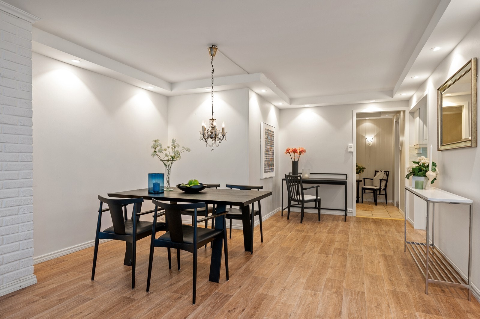 Spisestuen er et naturlig samlingspunkt med plass til et stort spisebord. Galleribilde