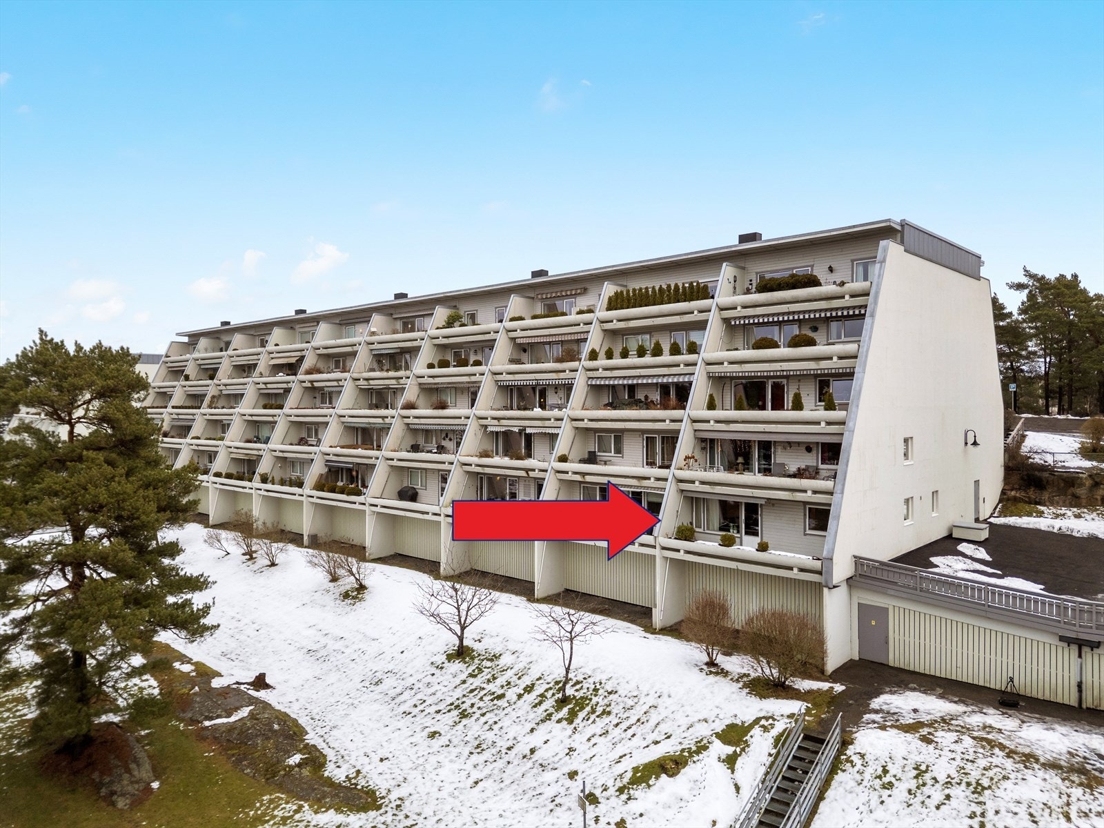 Borettslaget er omgitt av gressplen og skogsvegetasjon, i et stille og rolig område. Galleribilde