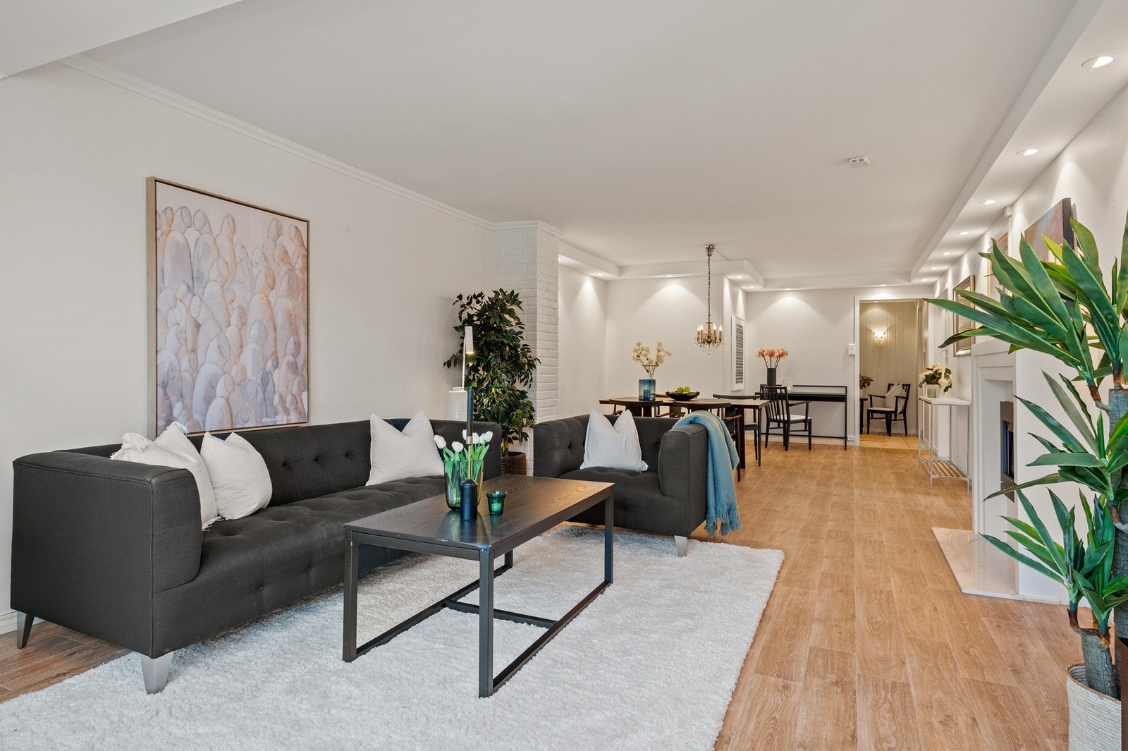 I stuen er det god plass til en større sofagruppe og tilhørende møblement. Galleribilde