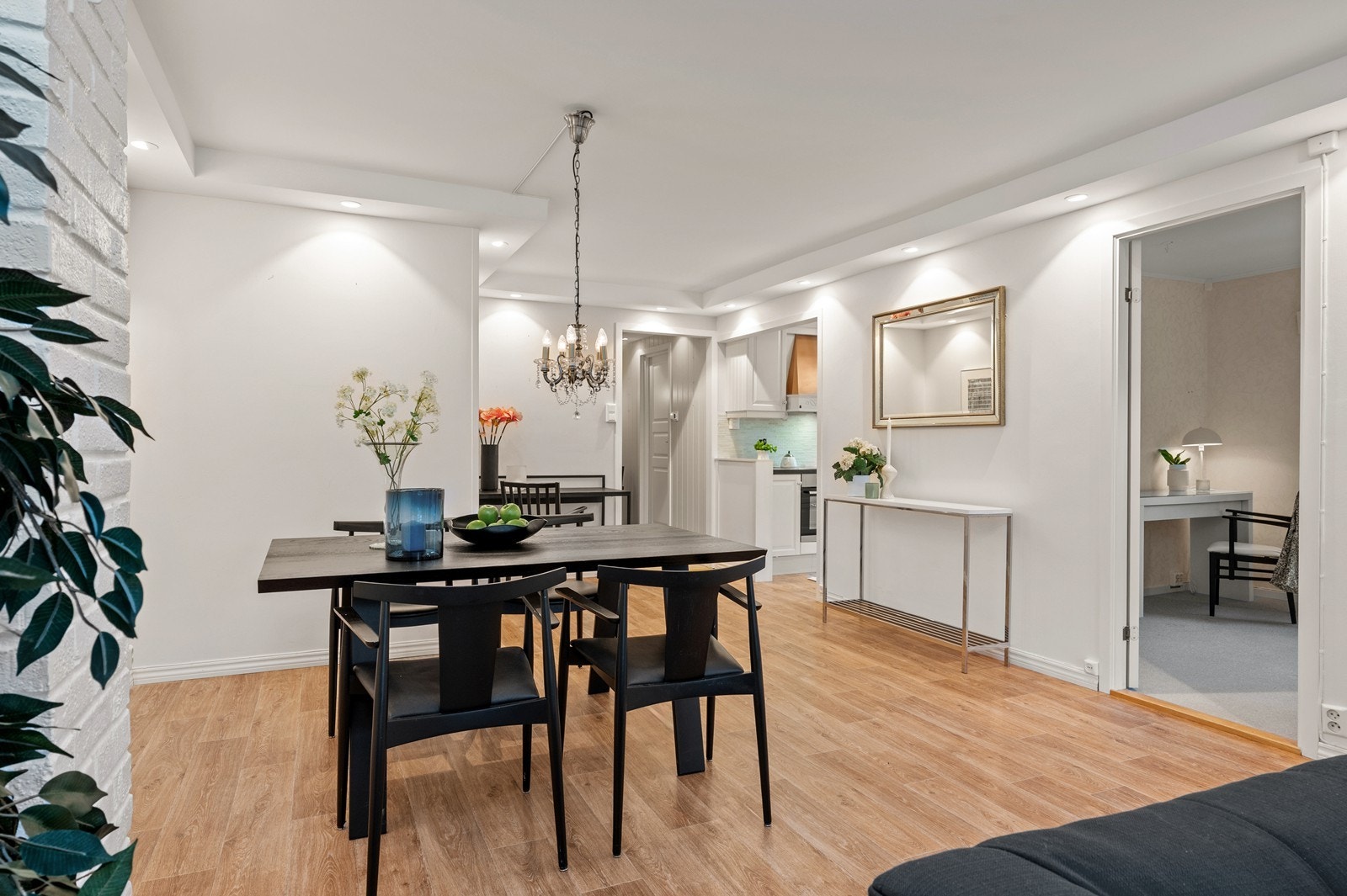 Det er enkel og kort avstand mellom spisestue og kjøkken. Galleribilde