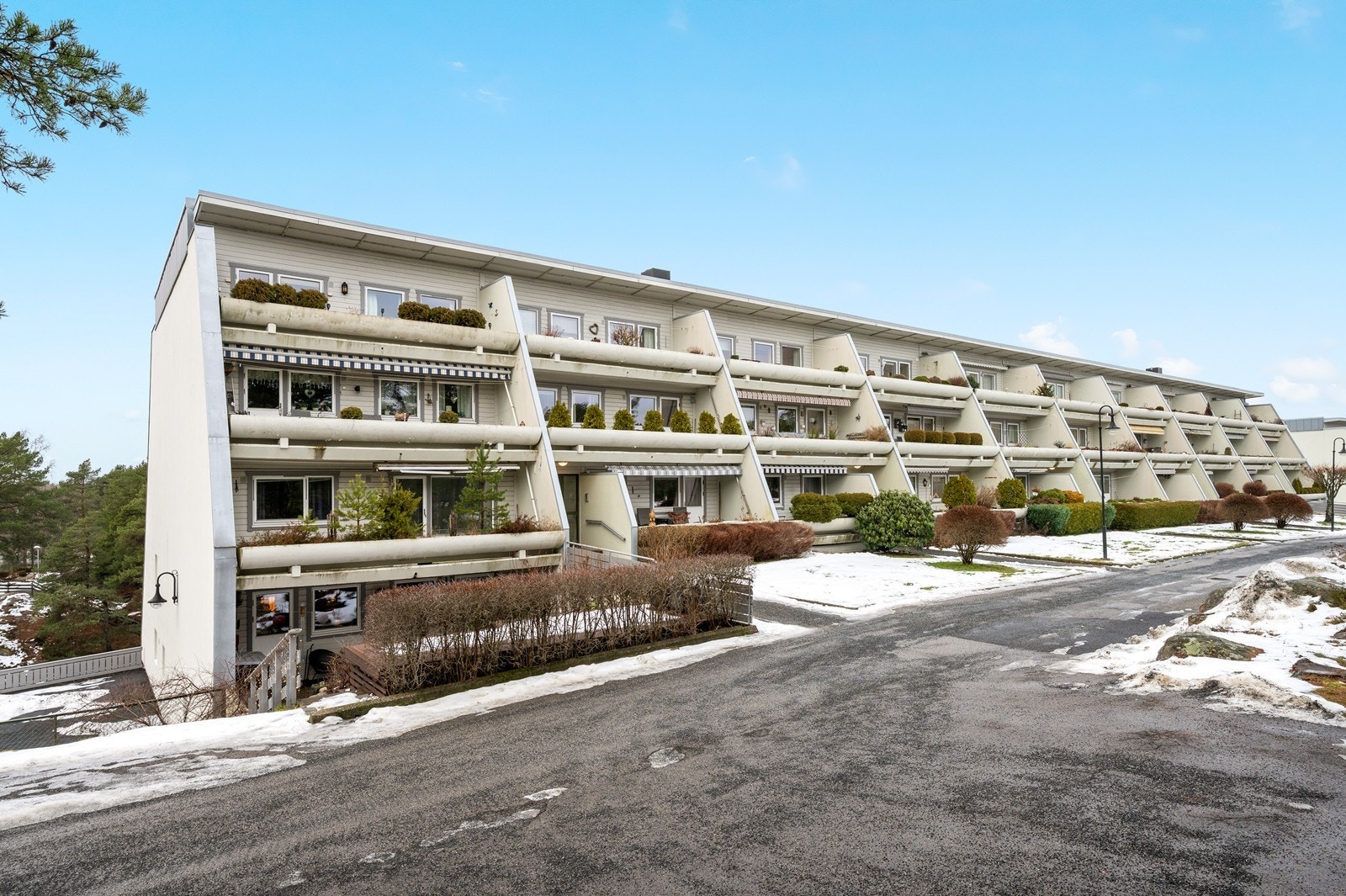 Leiligheten har en fin beliggenhet på enden av blokken, som er en del av Hannestad Terrasse Borettslag, med velholdte fellesarealer. Galleribilde