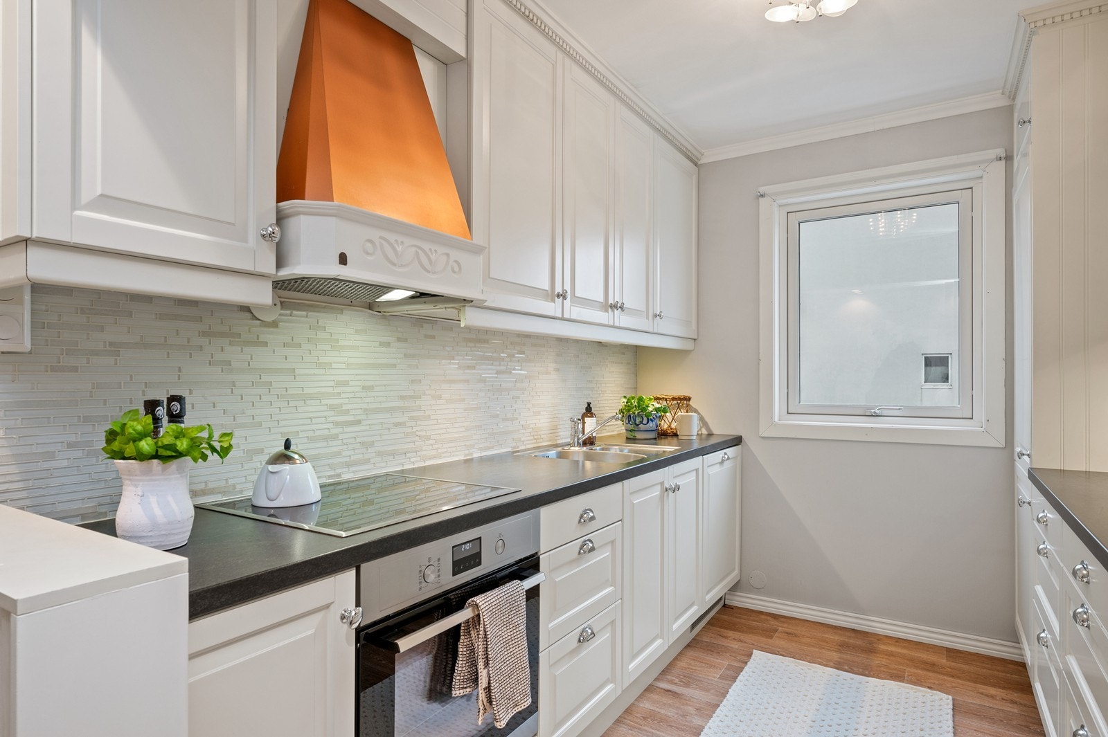 Kjøkkeninnredningen er fra 2015, og har fabrikklakkerte fronter og integrerte hvitevarer. Laminatbenkeplaten gir rikelig med arbeidsflate, og kjøkkenventilatoren har kullfilter. Galleribilde