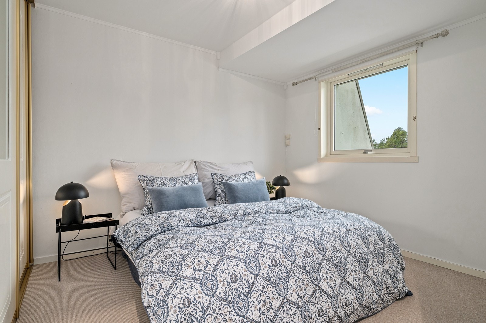 Hovedsoverommet har lyse, slette overflater på vegger og i himling. På gulvet er det heldekkende teppe. Det er god plass til dobbeltseng og tilhørende nattbord. Galleribilde