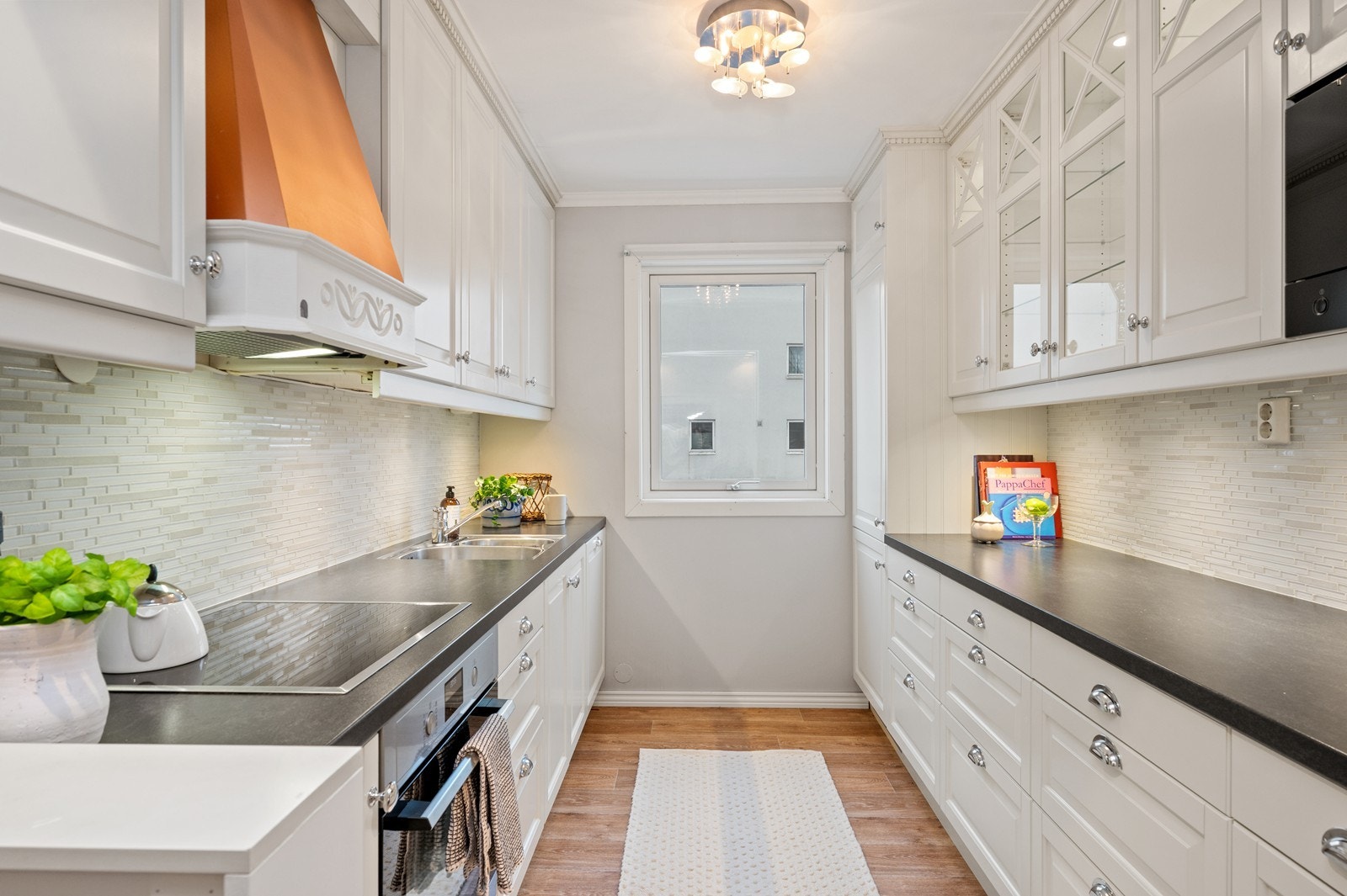 Plassen på kjøkkenet er godt utnyttet og har rikelig med skap- og benkeplass for matlaging. Siden dette er en endelelighet er det også vindu på kjøkkenet, som gir luftemuligheter og slipper inn godt med dagslys. Galleribilde