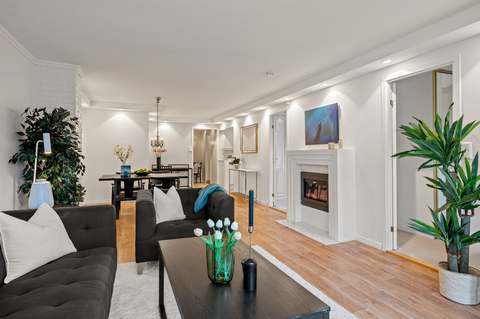 Stuen er romslig og har en åpen løsning mot spiseplassen, som skaper en sosial sone og et luftig preg. Galleribilde