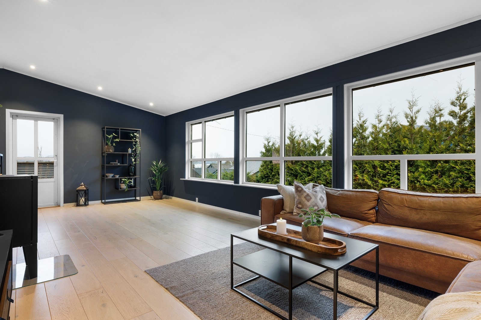 Stuen kombinerer komfort og estetikk på en gjennomført måte. Galleribilde