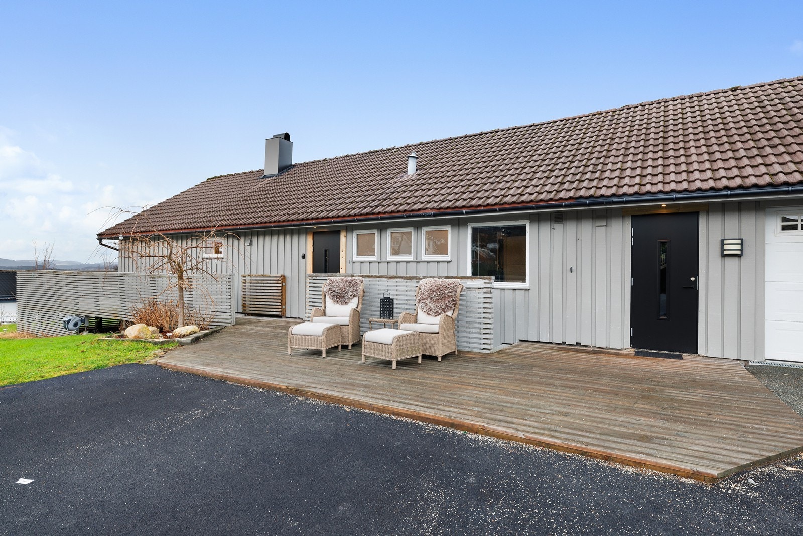 Representativ inngangssone med god plass til parkering. Galleribilde