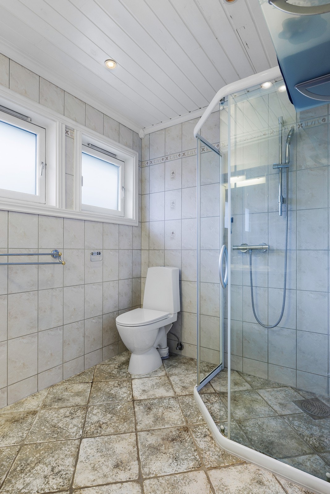 Hjørnedusj og toalett. Galleribilde