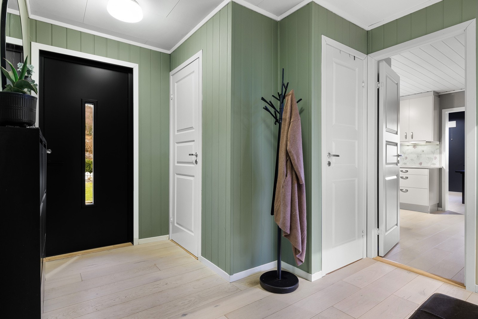 Inngangsparti med god plass til yttertøy og oppbevaring. Dør opp til oppbevaringsloft. Galleribilde