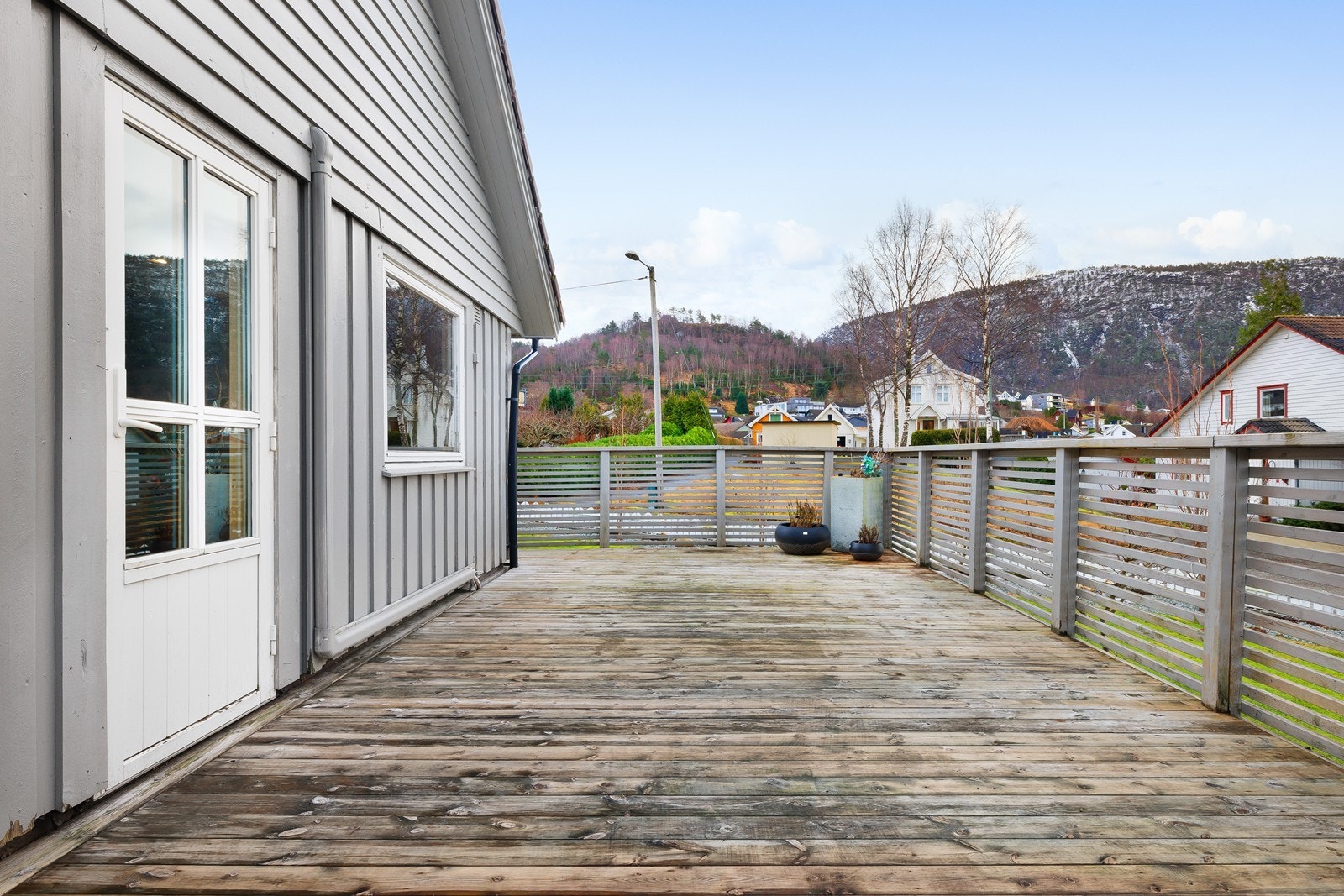 Romslig og skjermet terrasse. Galleribilde