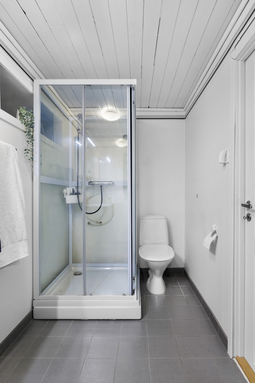 Dusjkabinett og toalett, Varmekabler på gulv. Galleribilde