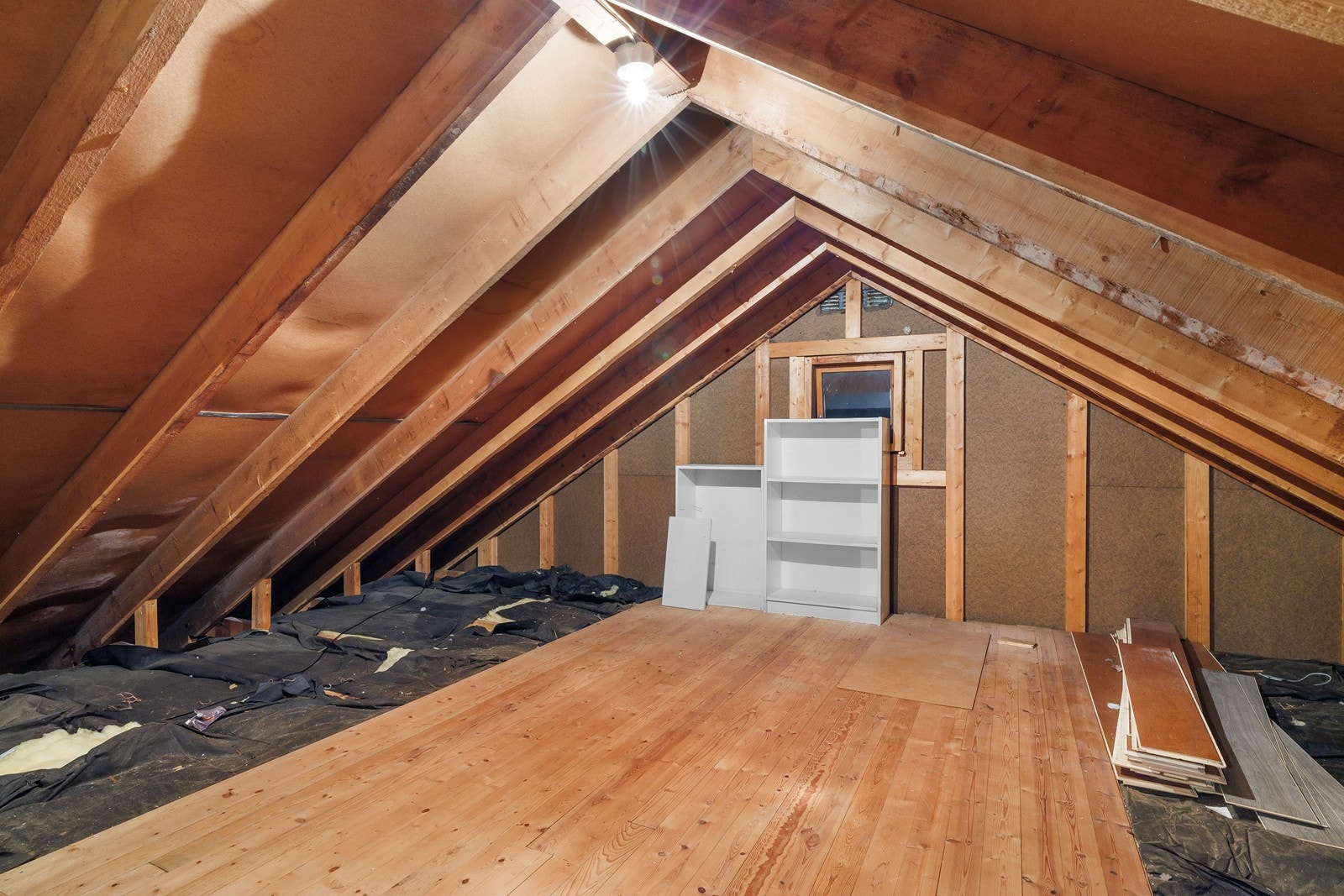 Ekstra lagringsplass på loft med skråvegger. Galleribilde